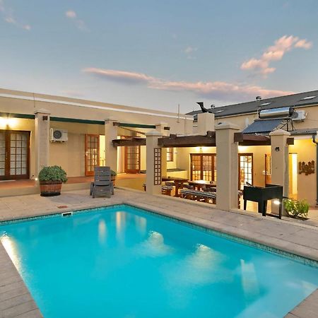 Апартаменты J'S Audacious Living Montagu Self Catering Экстерьер фото