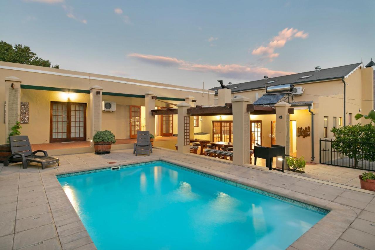 Апартаменты J'S Audacious Living Montagu Self Catering Экстерьер фото