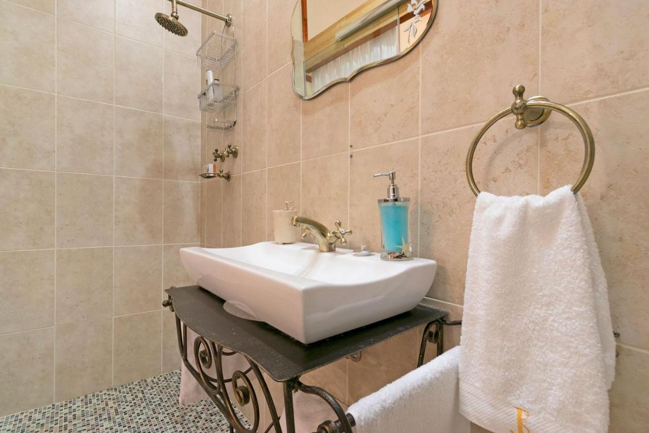 Апартаменты J'S Audacious Living Montagu Self Catering Экстерьер фото