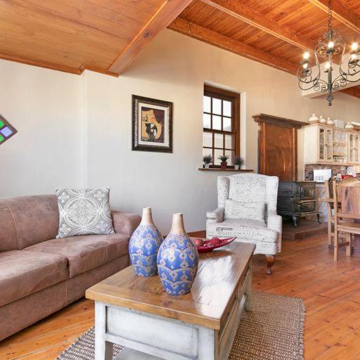 Апартаменты J'S Audacious Living Montagu Self Catering Экстерьер фото