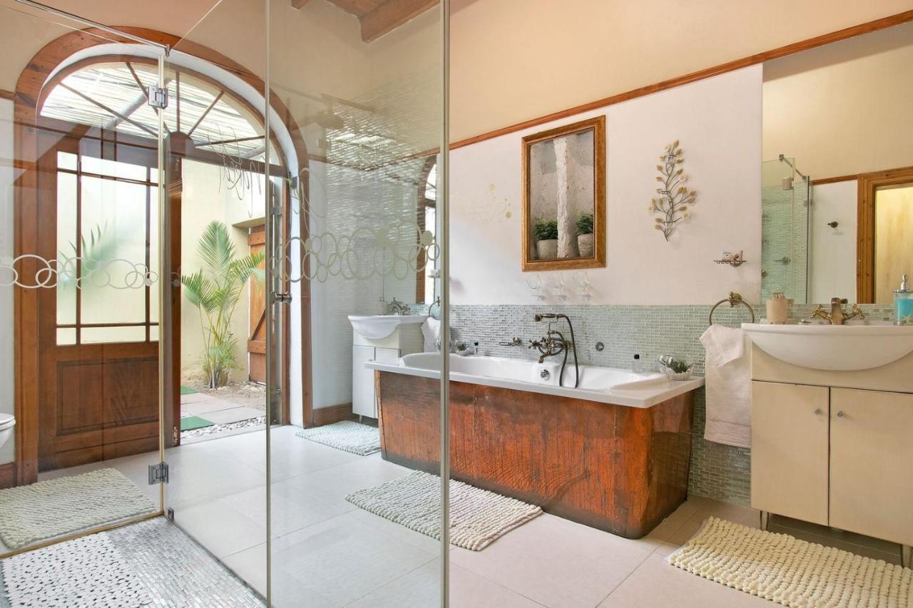 Апартаменты J'S Audacious Living Montagu Self Catering Экстерьер фото