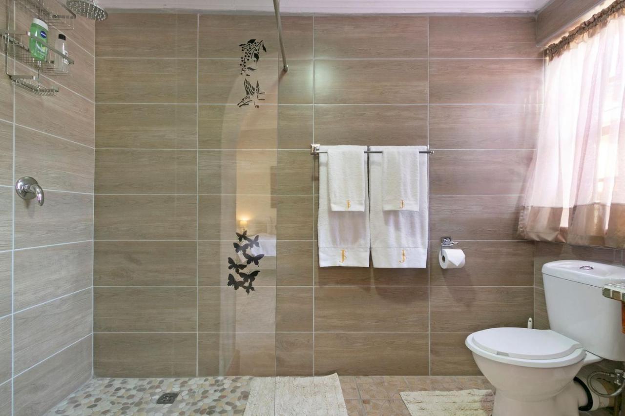 Апартаменты J'S Audacious Living Montagu Self Catering Экстерьер фото